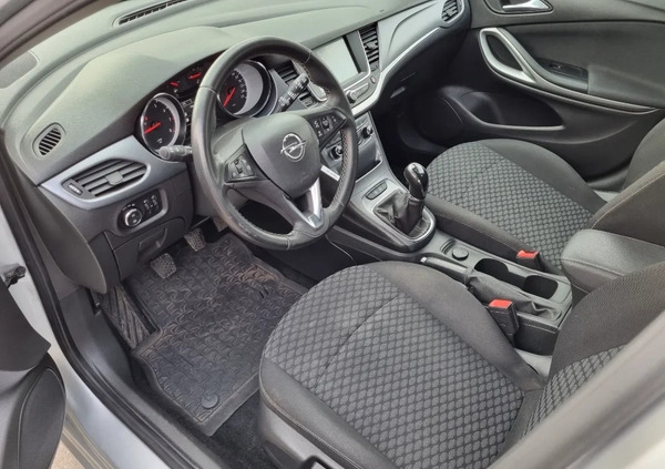 Opel Astra cena 42000 przebieg: 172000, rok produkcji 2018 z Dzierżoniów małe 67